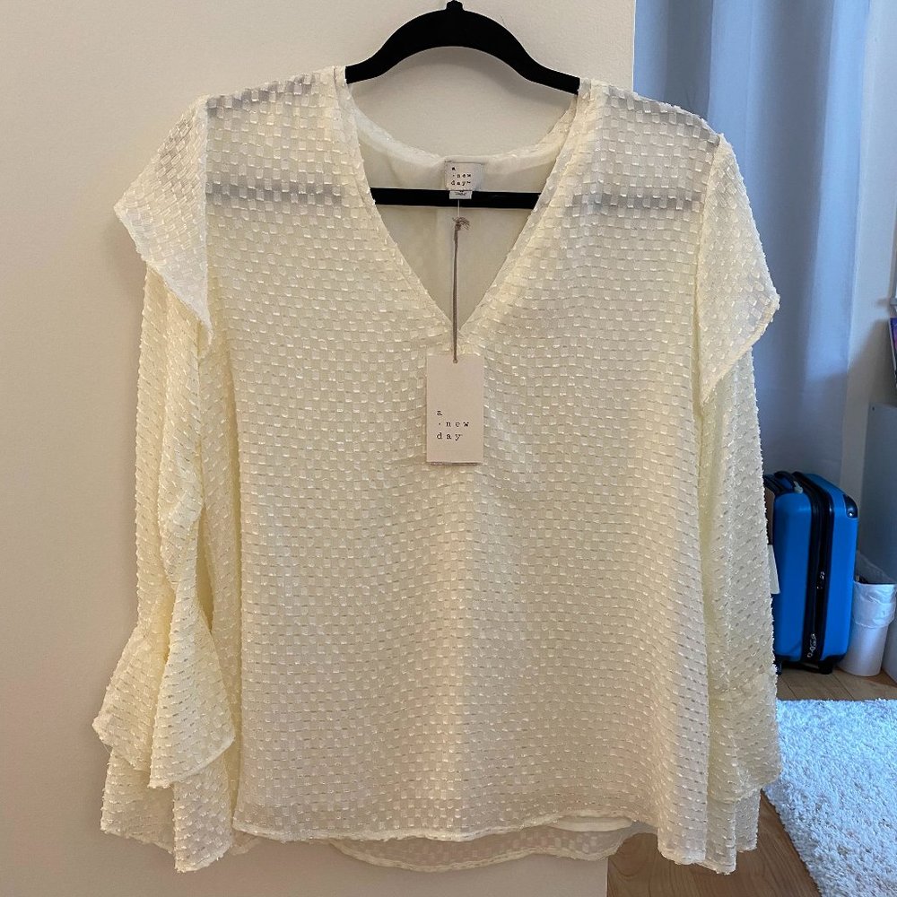 🦋NWT! White Textured Blouse